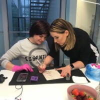 Małgosia świetnie czuje się w roli nauczyciela, to Ona poświęca czas i energię by wprowadzić Was w świat pigmentacji.